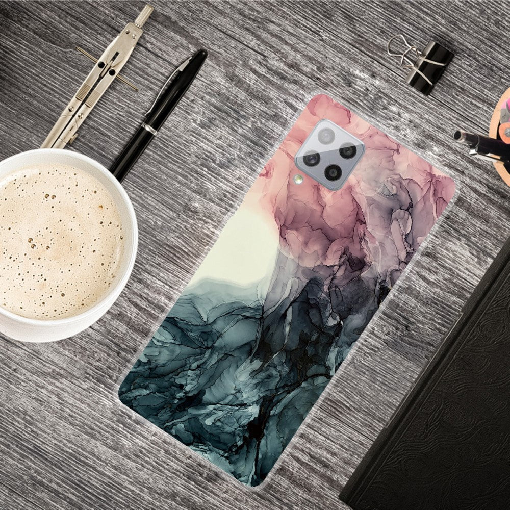 Custodia per telefono con motivo marmorizzato rosa e blu, su tavolo di legno con caffè.