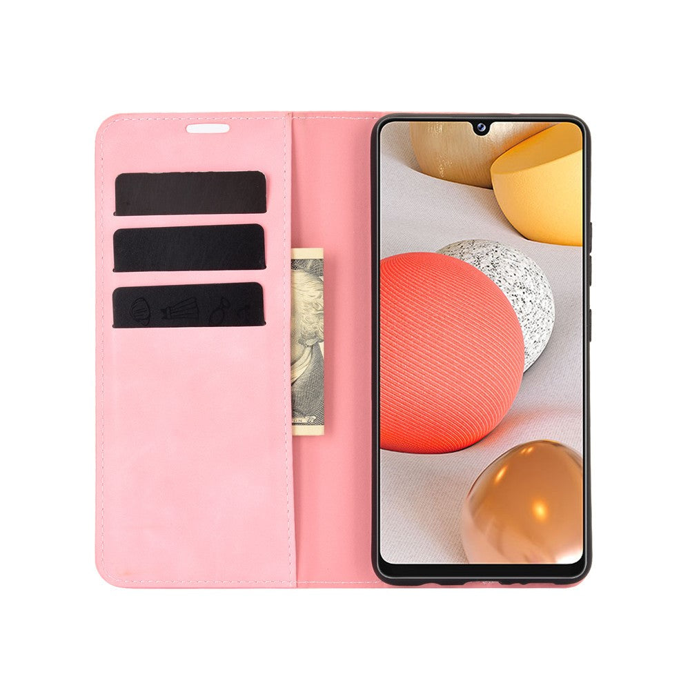Una custodia rosa per telefono con slot per carte e una banconota. Il telefono mostra sfere colorate.