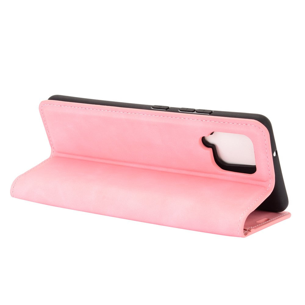 Una custodia rosa per telefono a libro, aperta, con ritaglio fotocamera.