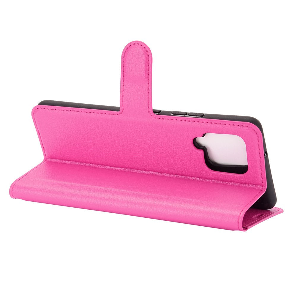Una custodia rosa a flip per telefono con coperchio aperto, che mostra un ritaglio per la fotocamera.