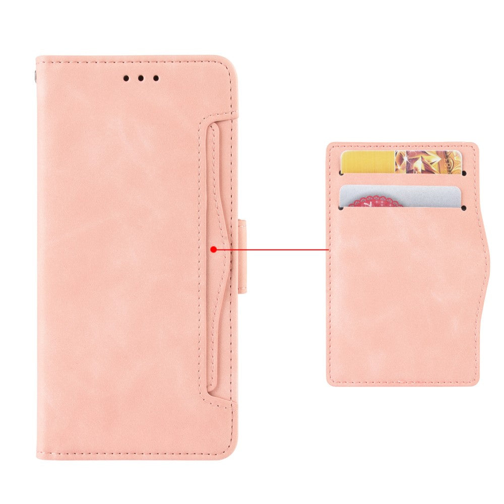 Una custodia per telefono rosa con slot per carte, su una superficie bianca.