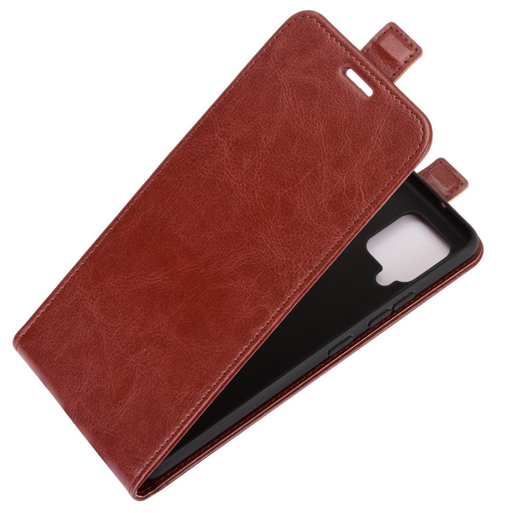 Custodia in pelle marrone per telefono, aperta, con interno nero.