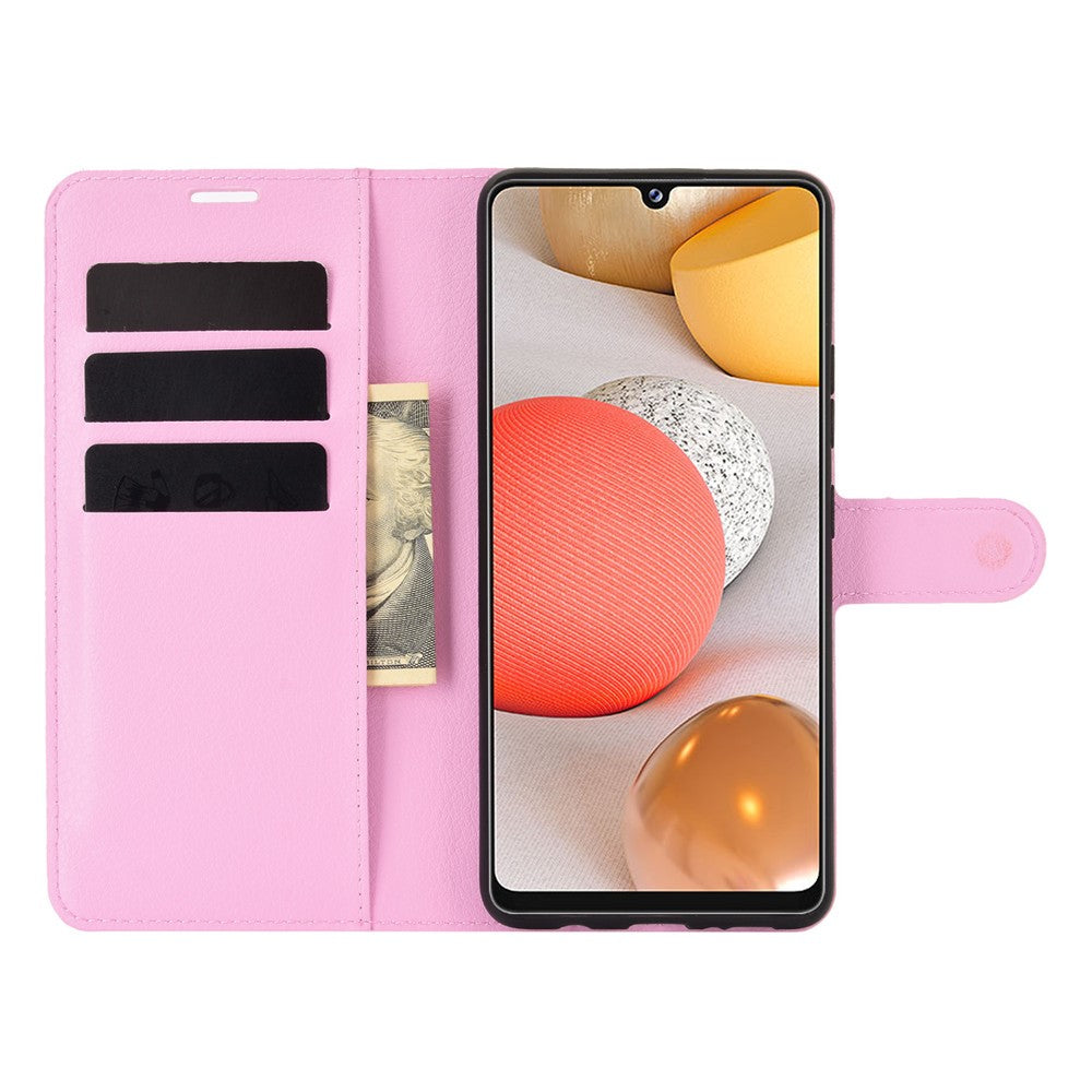 Una custodia rosa per telefono con slot per carte e una banconota, accanto a uno smartphone con display colorato.