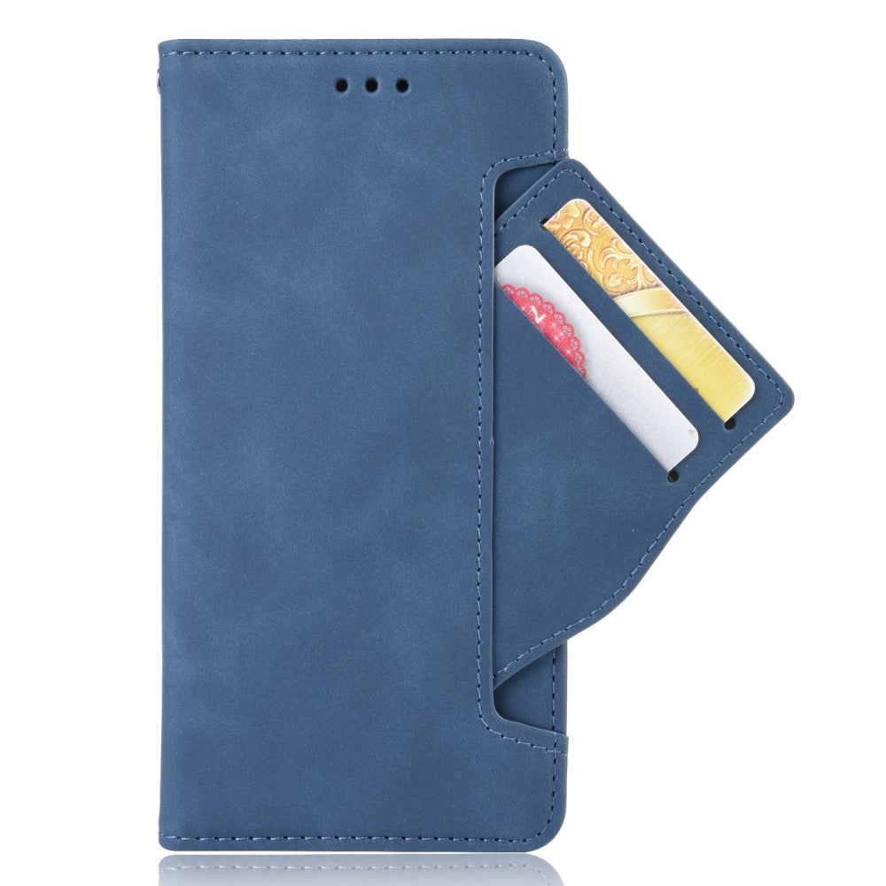 Custodia per telefono blu con slot per carte contenenti due carte.