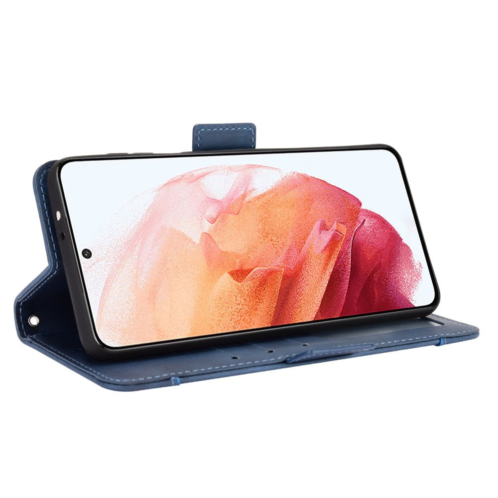 Una custodia a libro blu regge uno smartphone con sfondo astratto.