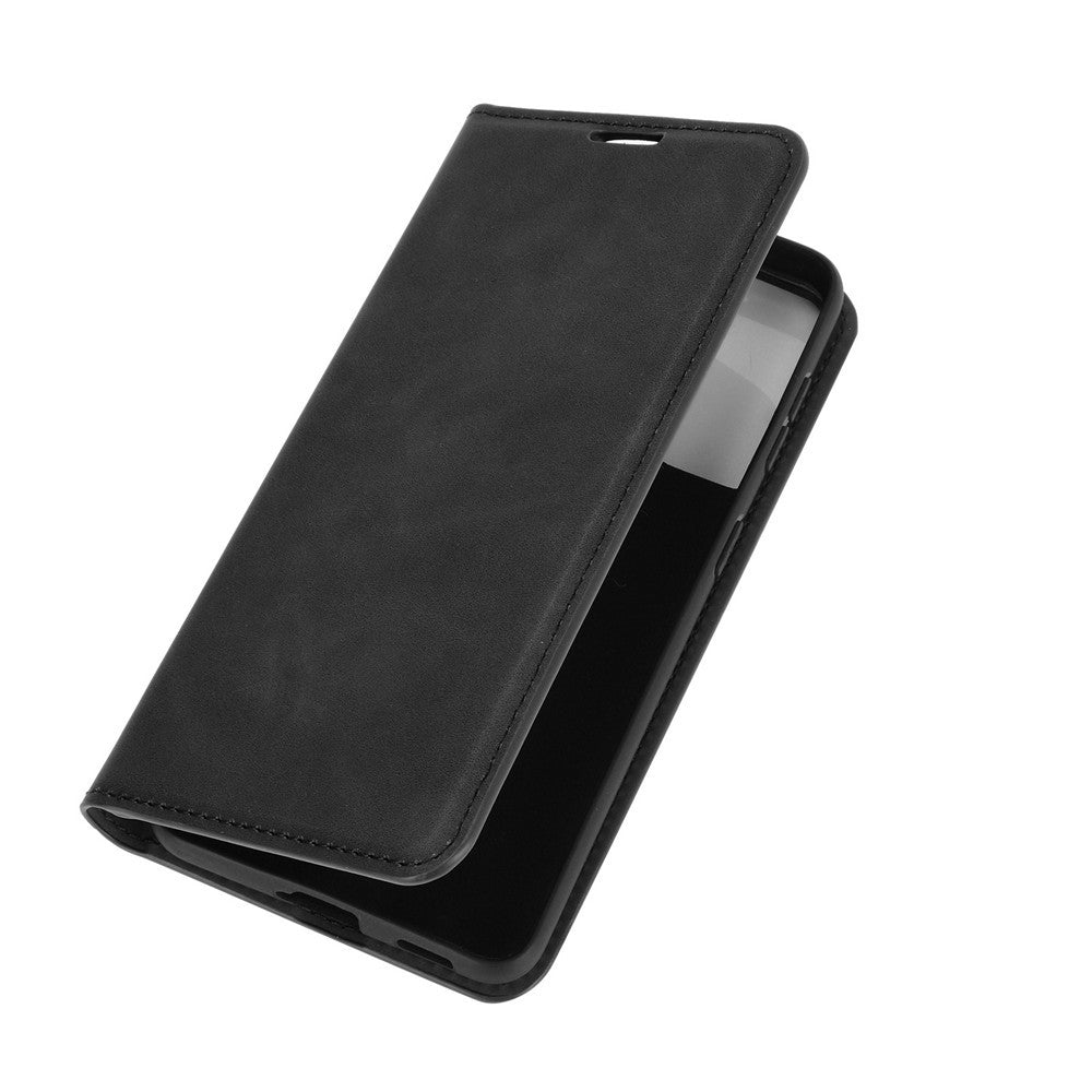 Custodia nera in pelle per telefono flip su sfondo bianco.