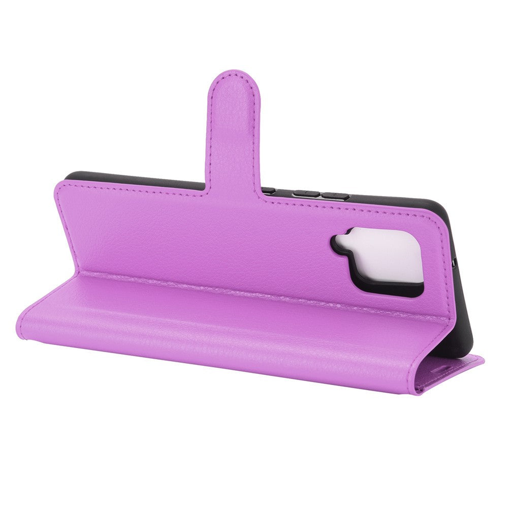 Custodia viola per telefono con supporto, vista posteriore e foro fotocamera.