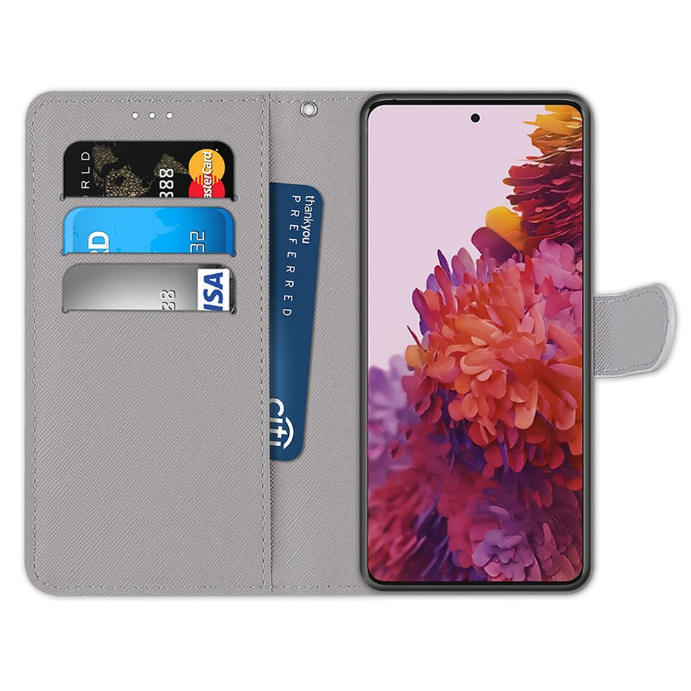 Custodia a portafoglio grigia con carte di credito e smartphone che mostra un'immagine floreale.