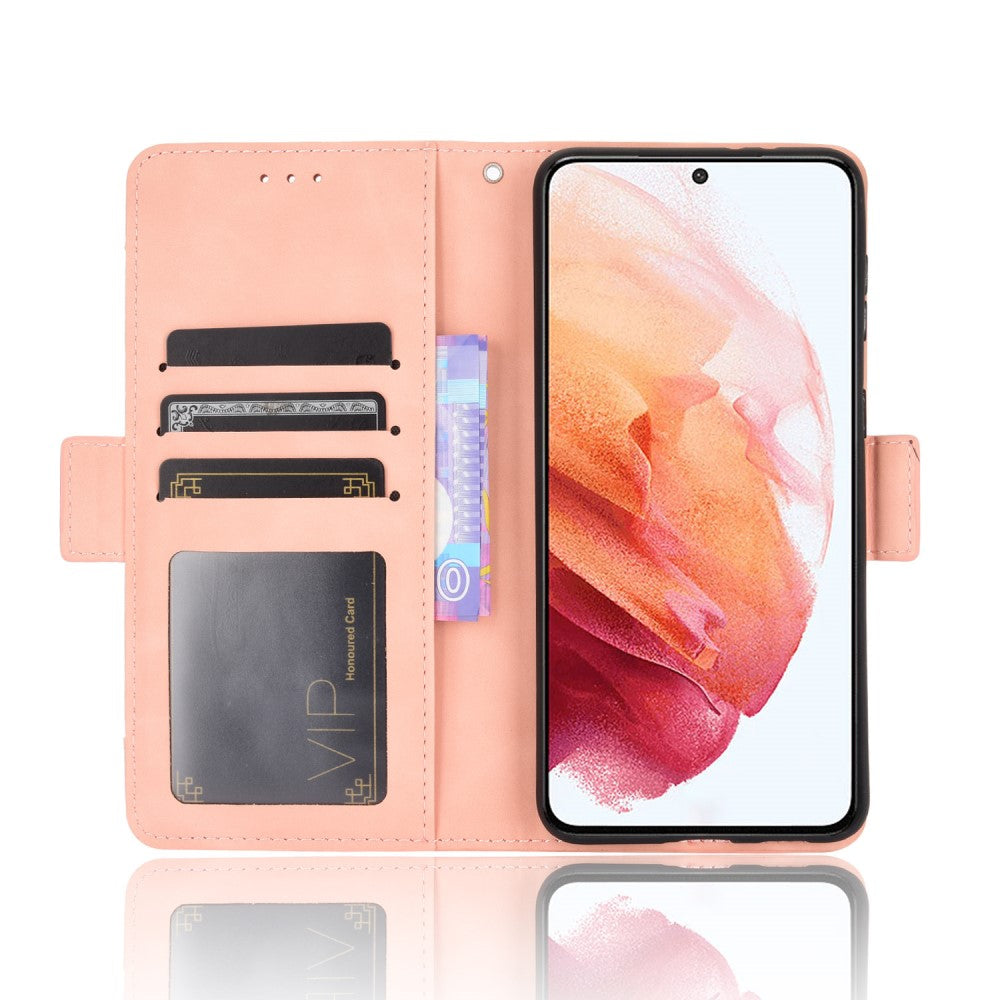 Una custodia a portafoglio rosa per smartphone, aperta, mostra slot per carte e schermo.