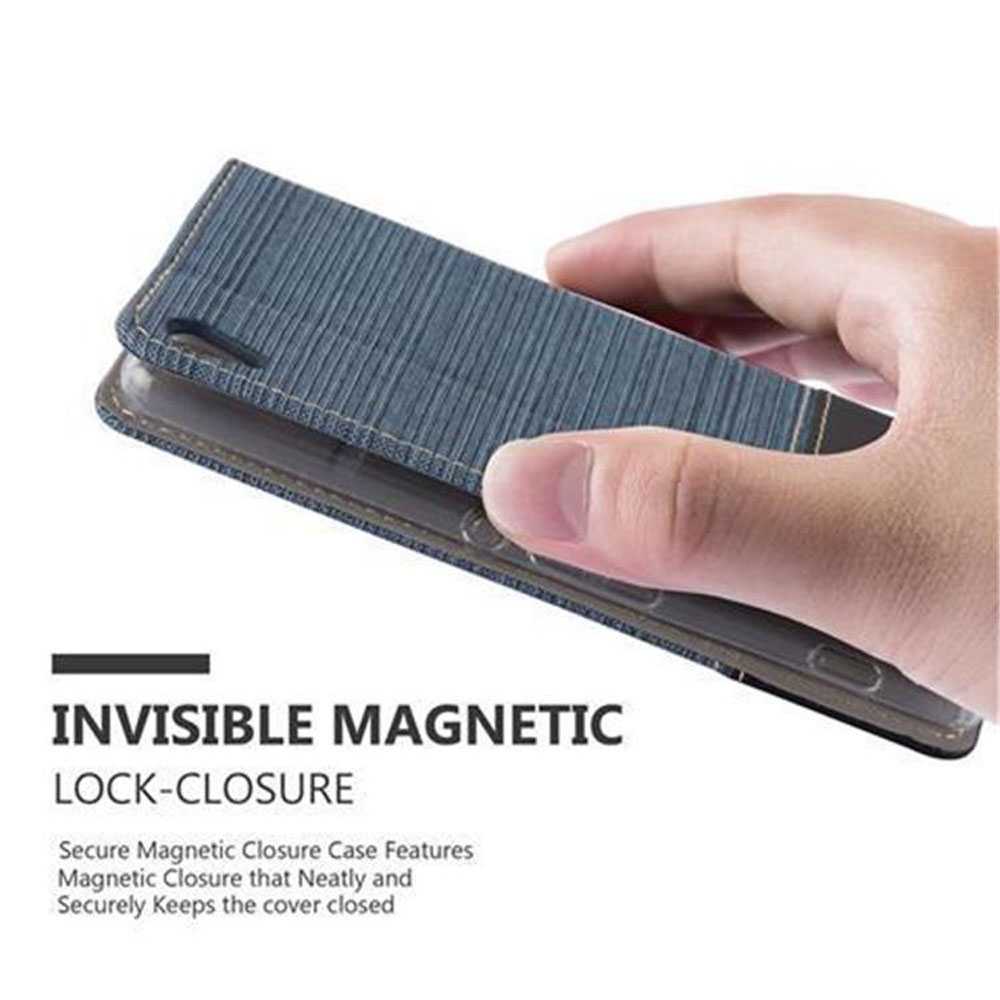Una mano tiene una custodia blu per telefono con chiusura magnetica. Dettagli visibili.