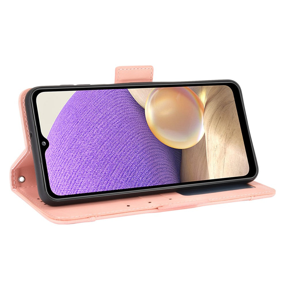 Una custodia rosa tiene uno smartphone che mostra uno sfondo viola.