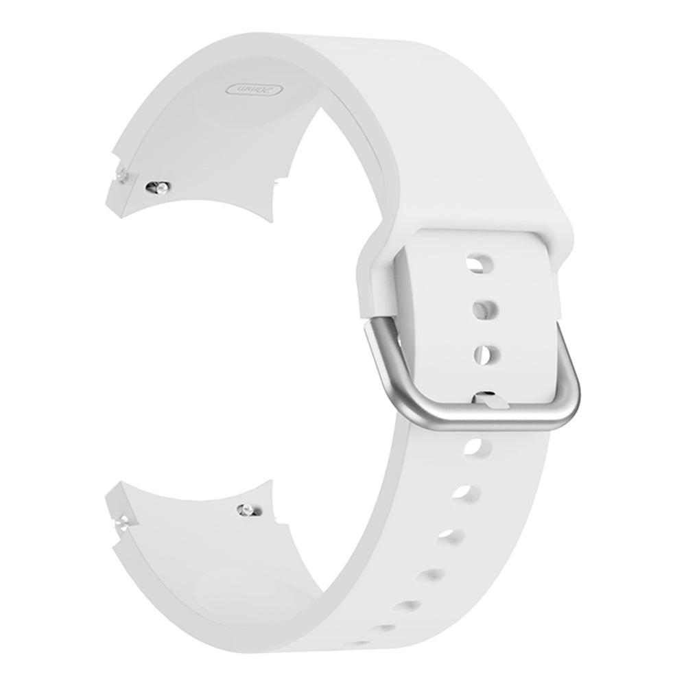 Un cinturino bianco in silicone con fibbia argentata, su sfondo bianco.