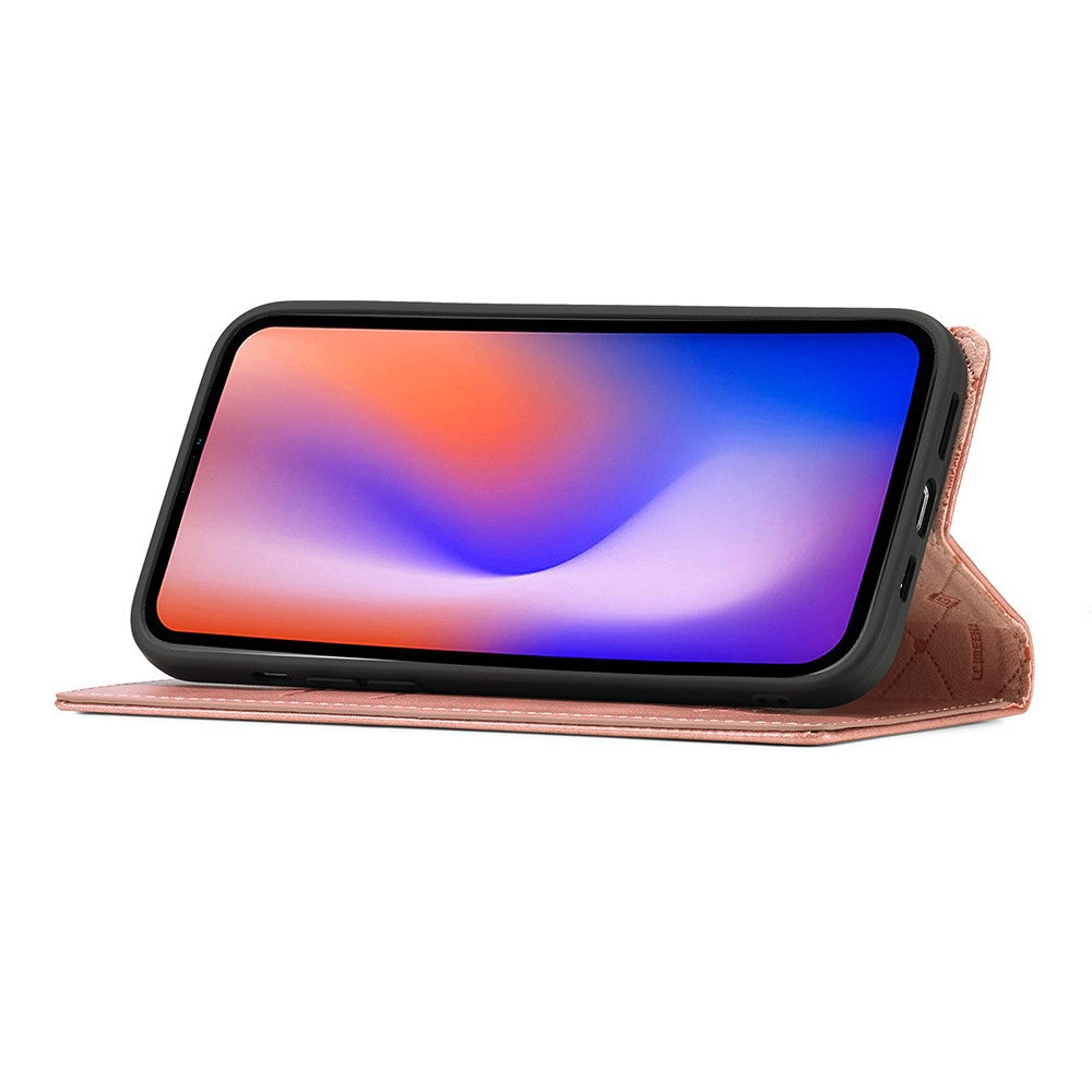 Una custodia rosa per telefono flip con uno smartphone che mostra uno sfondo colorato.