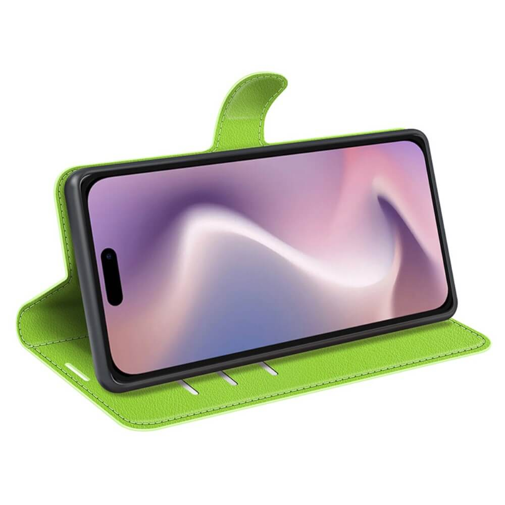 Uno smartphone in una custodia a libro verde brillante con la copertina aperta. Cuciture bianche.