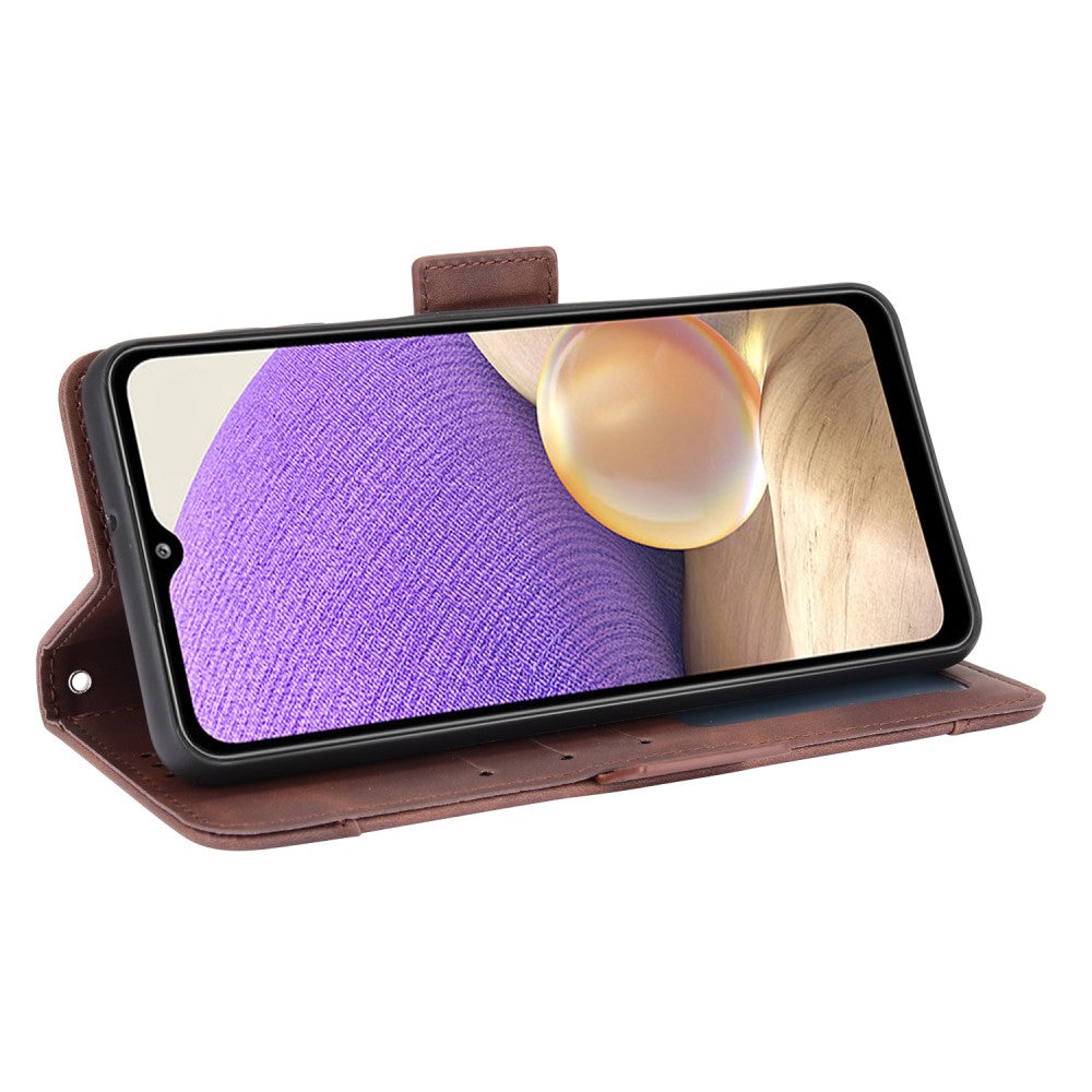 Una custodia a libro in pelle marrone con uno smartphone che mostra un motivo viola.