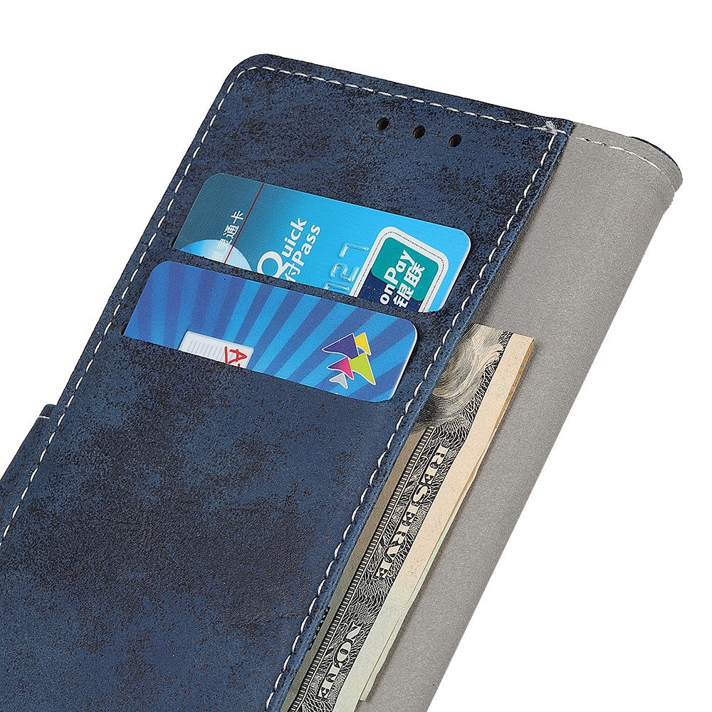 Un portafoglio blu con slot per carte e contanti.