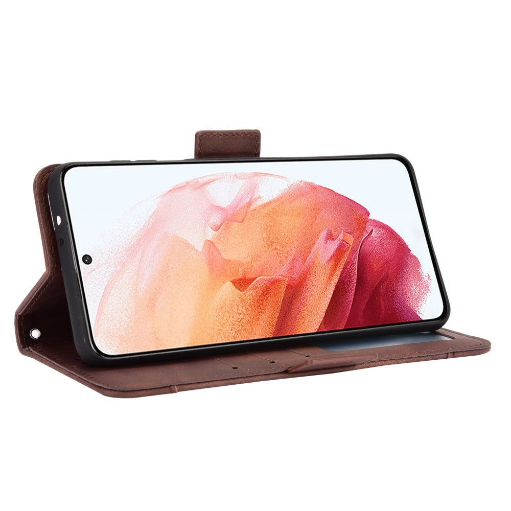 Custodia in pelle marrone con smartphone aperto che mostra uno sfondo astratto.