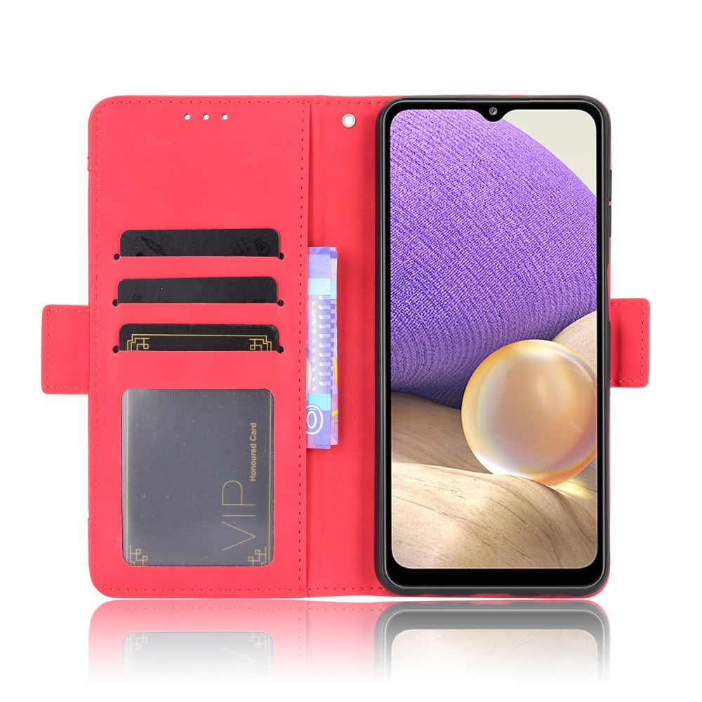 Custodia rossa per telefono con slot per carte che tiene uno smartphone.