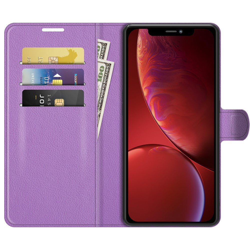 Una custodia viola per telefono con fessure per carte e banconote. Lo smartphone è sul lato destro.