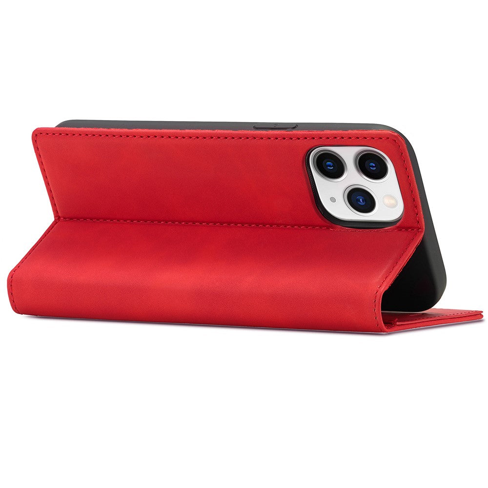 Custodia rossa per smartphone con tre fotocamere, su sfondo bianco.