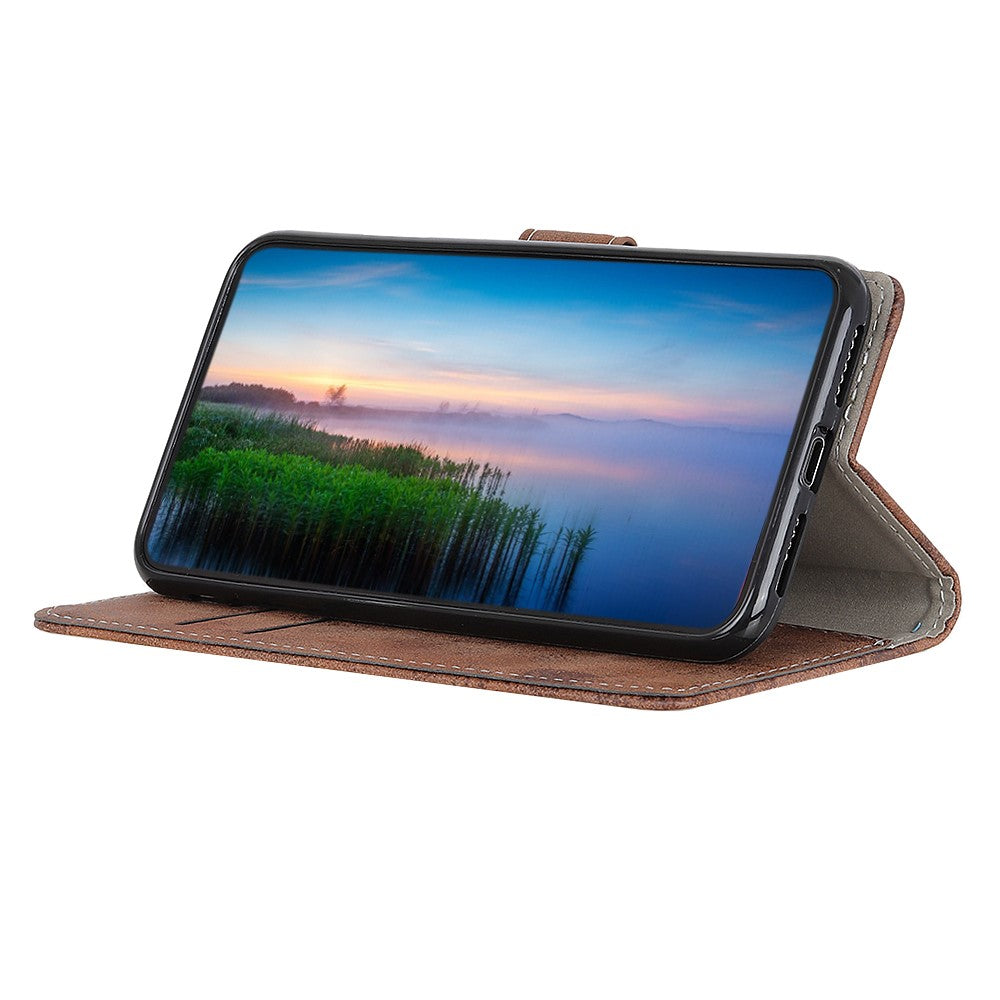 Custodia marrone per telefono con smartphone che mostra un'alba su un lago.