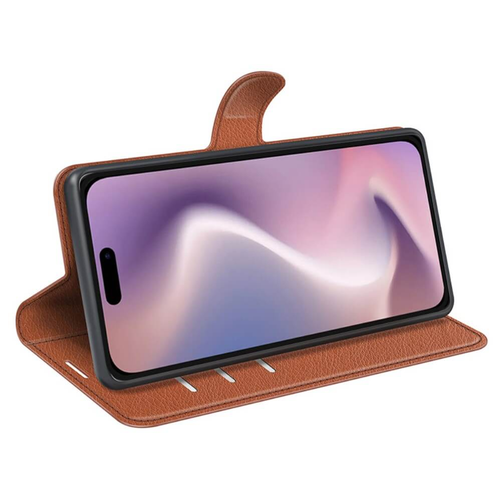 Una custodia a libro in pelle marrone per uno smartphone in piedi.