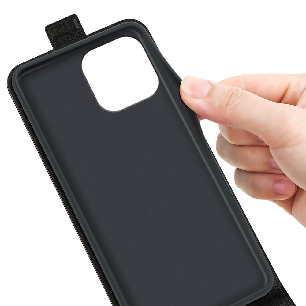 Una mano piega una custodia nera per telefono con ritaglio per fotocamera.
