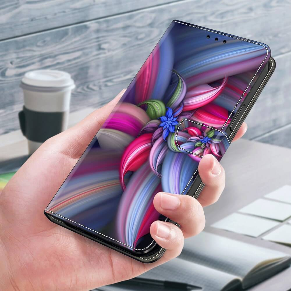 Una mano tiene un telefono con motivo floreale colorato. Una tazza sullo sfondo.