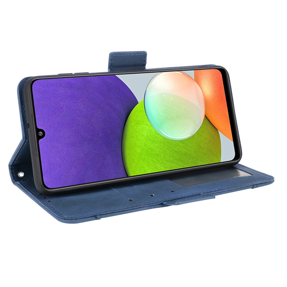 Una custodia blu aperta per telefono mostra uno smartphone con uno sfondo colorato.