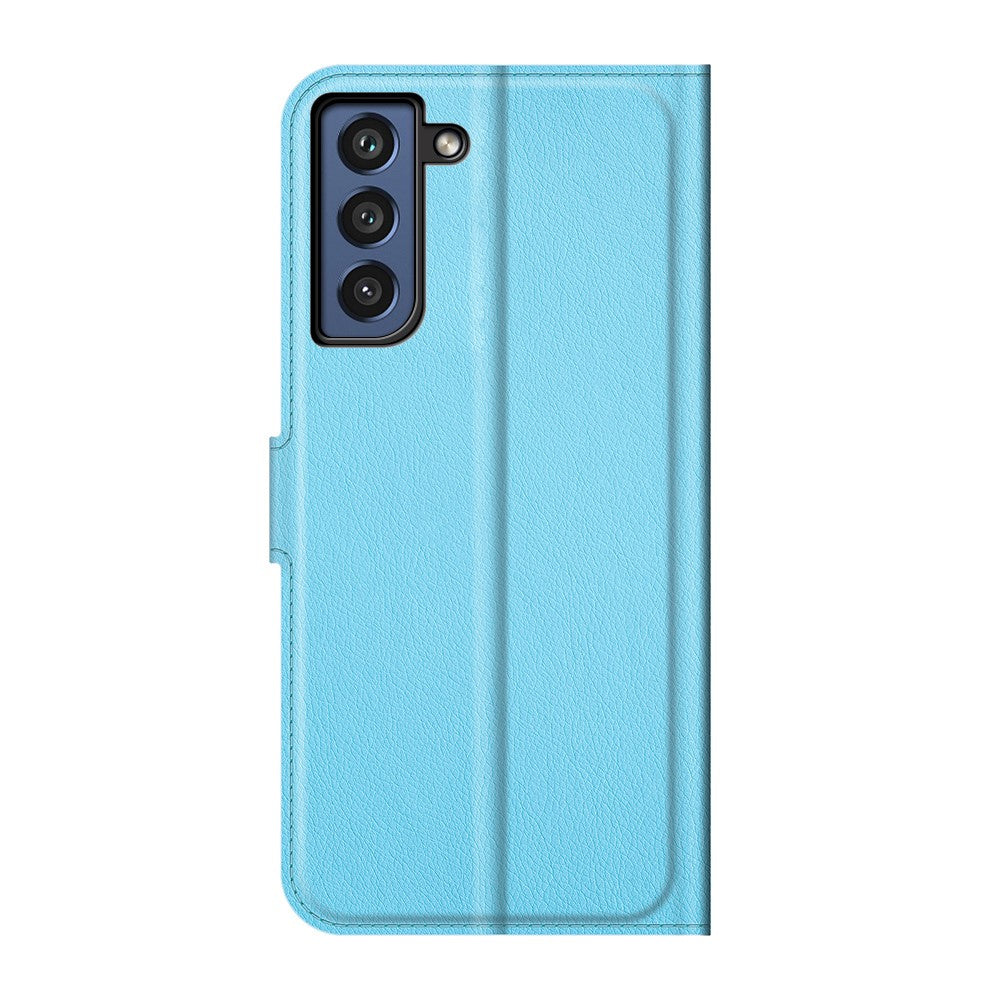 Custodia azzurra per telefono con tripla fotocamera.