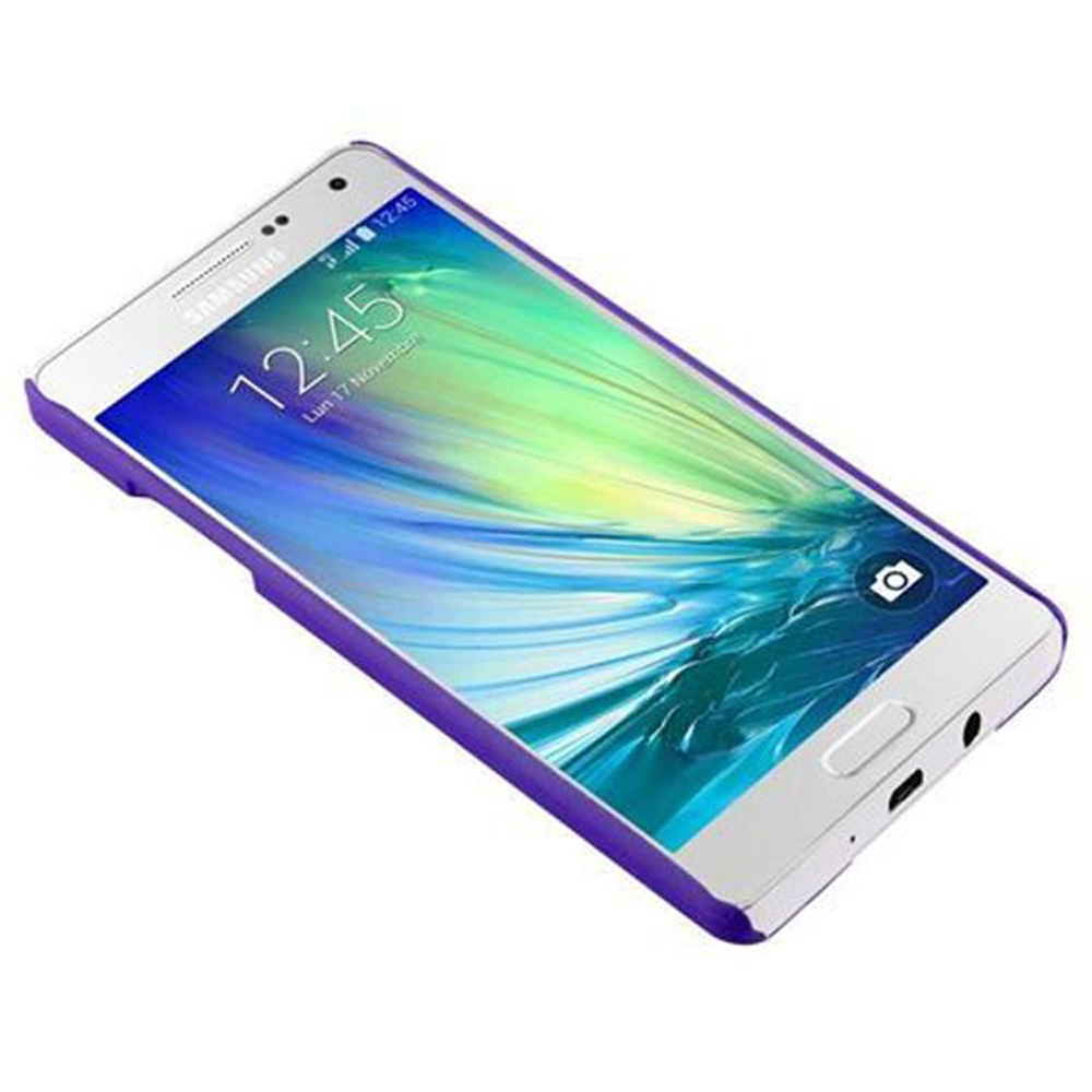 Uno smartphone Samsung bianco con cover viola e sfondo colorato.
