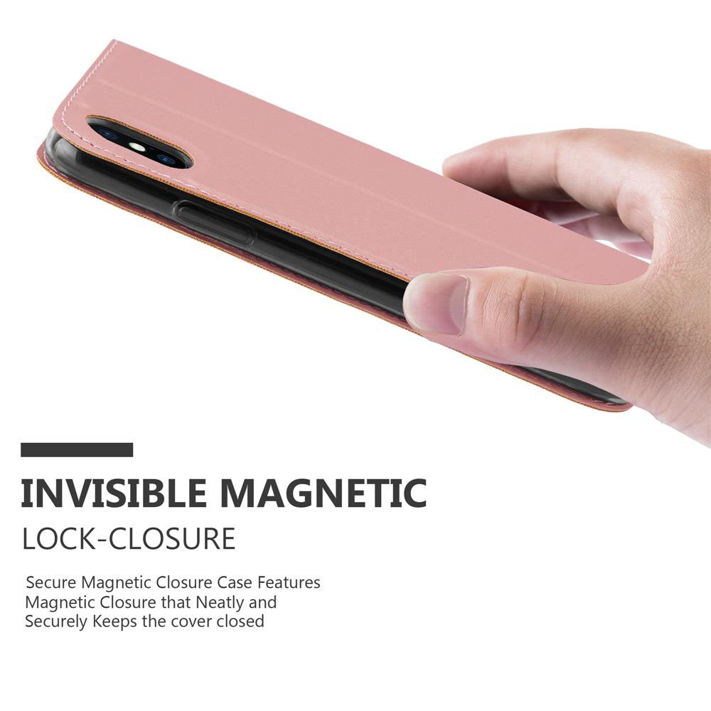 Una mano tiene una custodia rosa per telefono con chiusura magnetica invisibile.