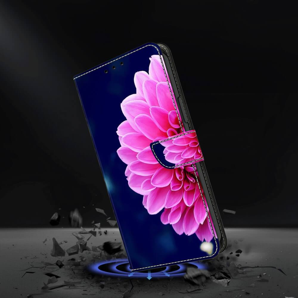 Un fiore di dalia rosa su una custodia per telefono blu scuro con cuciture bianche.