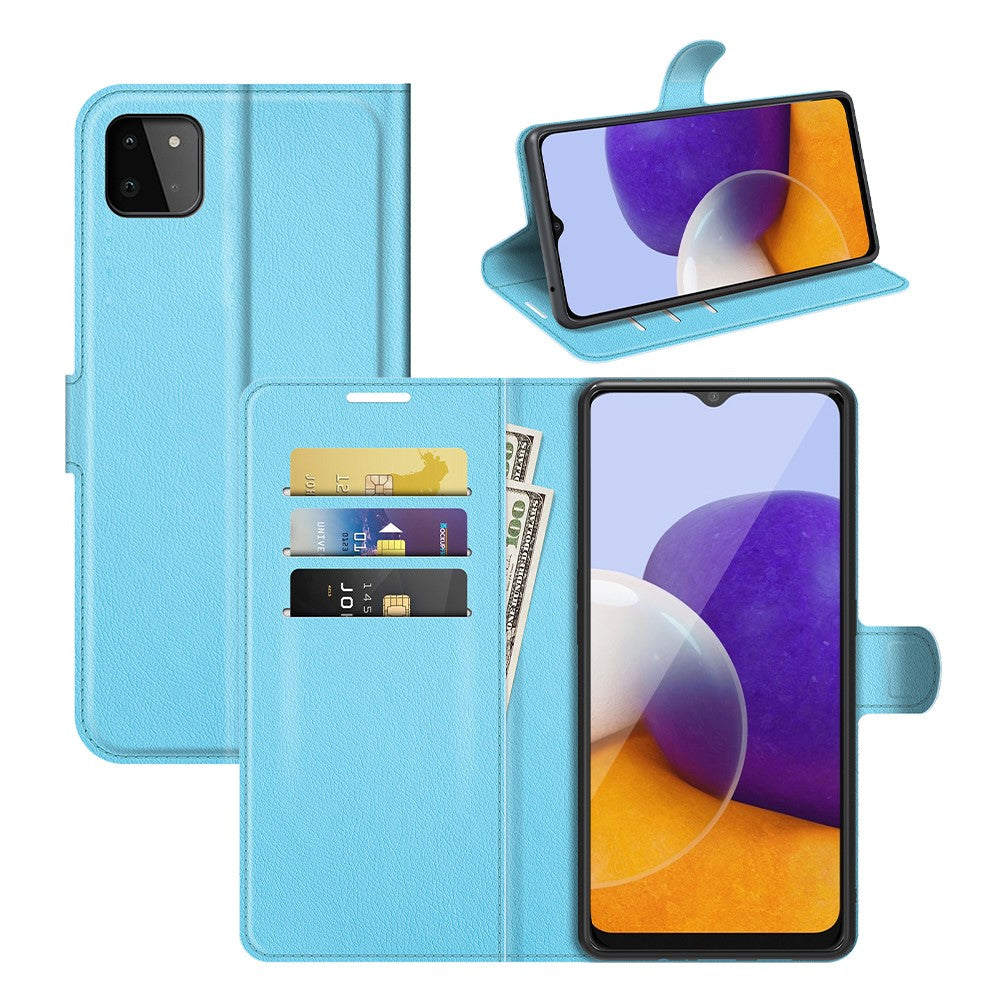 Custodia per telefono azzurra con slot per carte e banconote, accanto a un telefono in un supporto.
