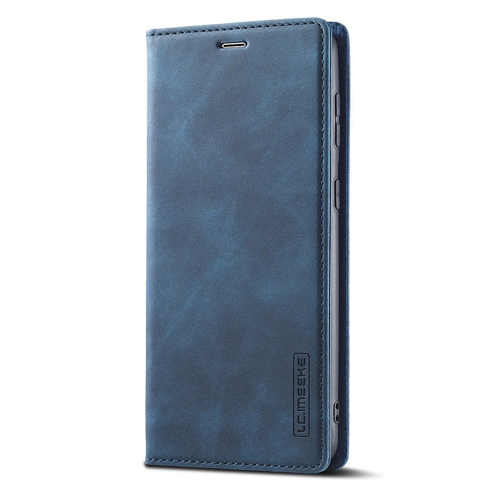 Una custodia blu in similpelle testurizzata con logo sul lato.
