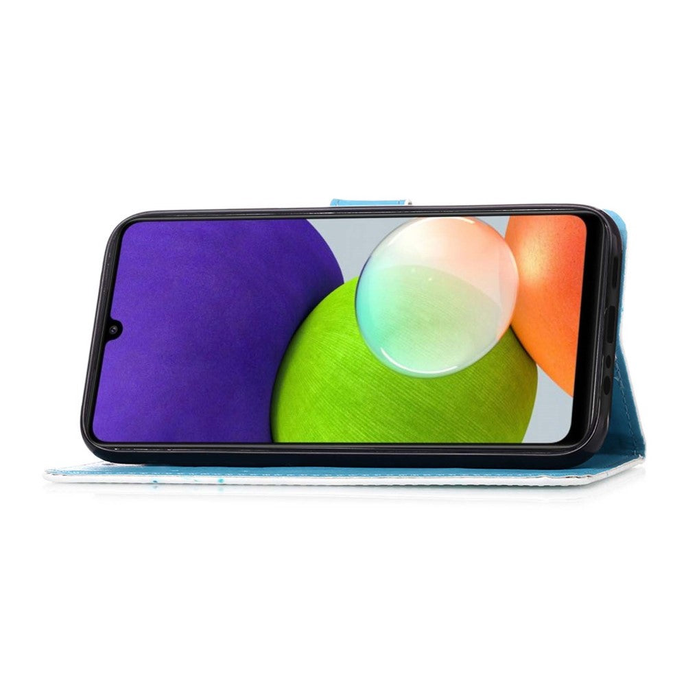Uno smartphone in custodia blu con sfondo viola, verde e arancione sullo schermo.