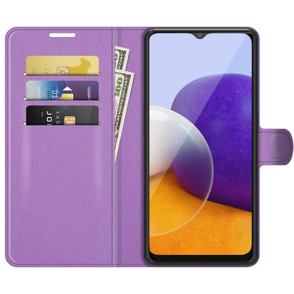 Custodia viola per telefono con slot per carte e banconote, accanto a uno smartphone.