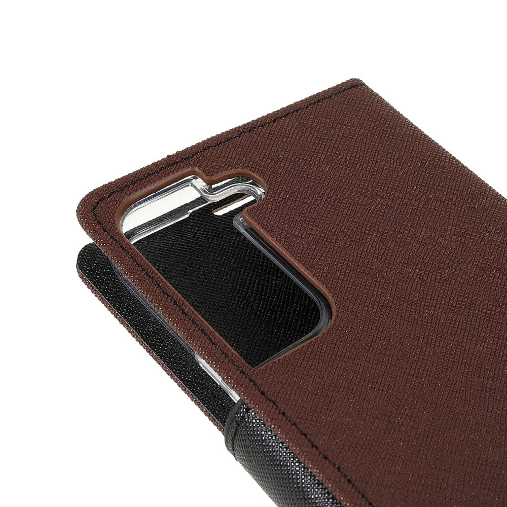 Custodia per telefono marrone con inserto nero e ritaglio fotocamera.
