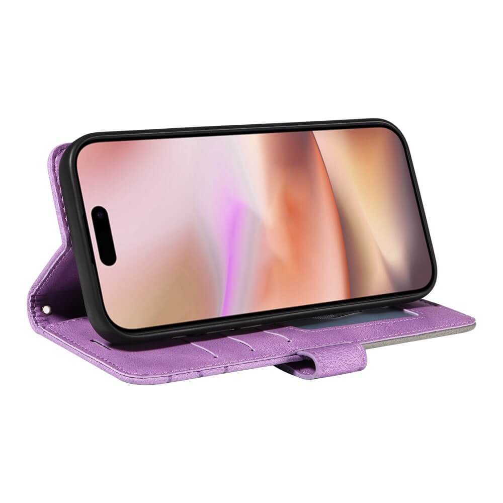 Una custodia viola per telefono con uno smartphone, su sfondo bianco.