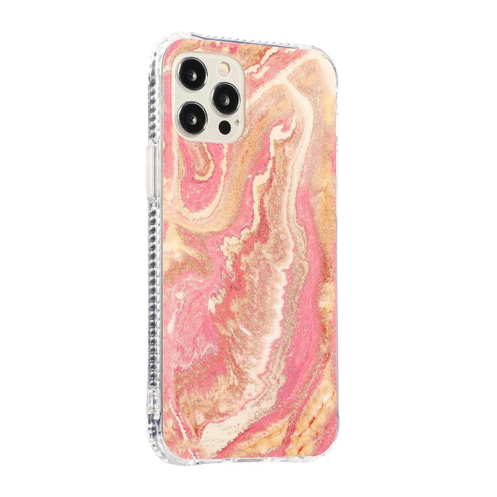 Una cover trasparente per telefono con motivo marmorizzato rosa e oro.