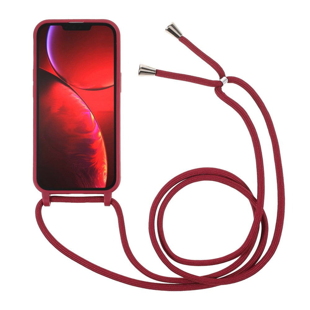 Coque de téléphone rouge avec cordon et embouts argentés sur fond blanc.