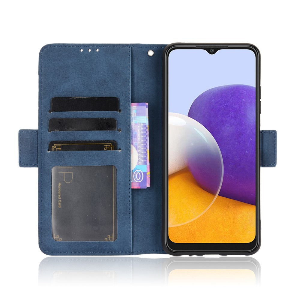 Blaues Handy-Flipcase mit Kartenfächern und Geldscheinfach. Das Smartphone ist eingelegt.