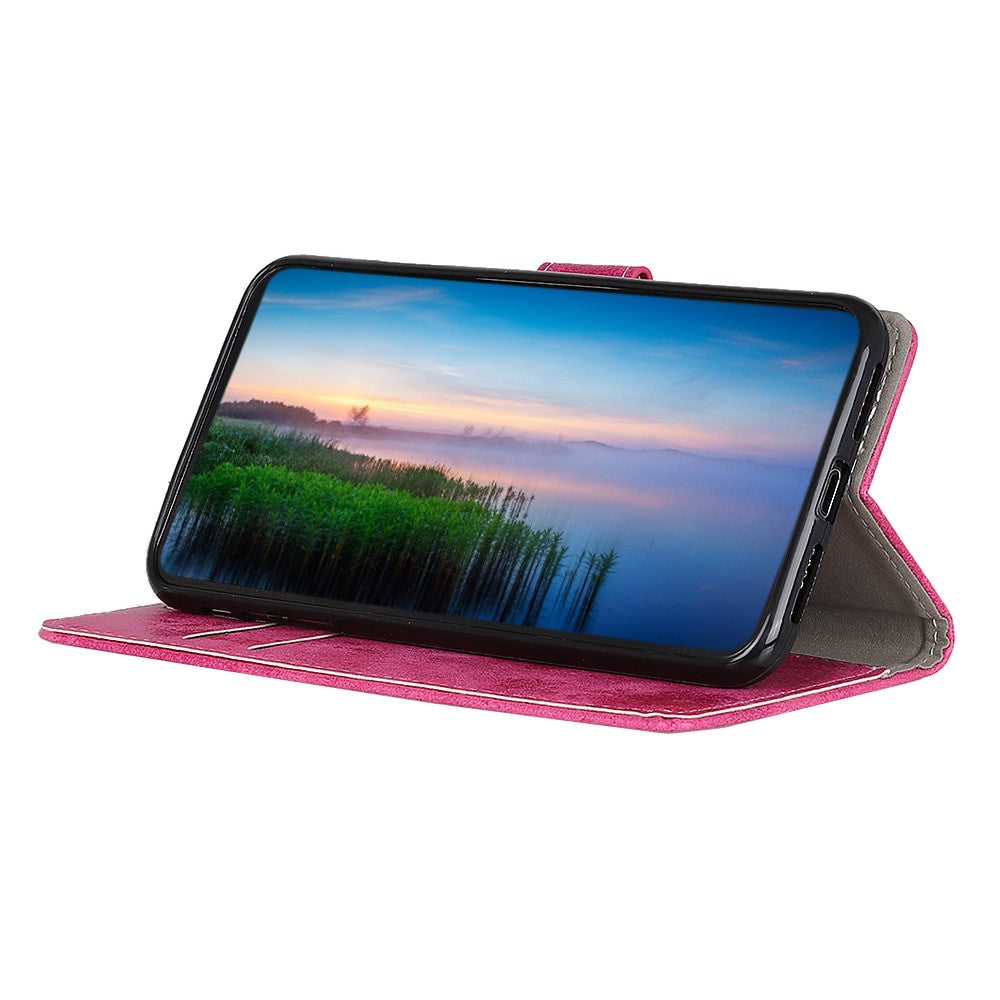 Ein pinkes Handycase mit einem Smartphone, das einen Sonnenuntergang über einem See zeigt.