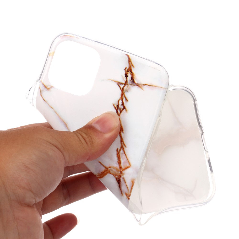 Une coque de téléphone blanche à motif marbre marron tenue par une main.