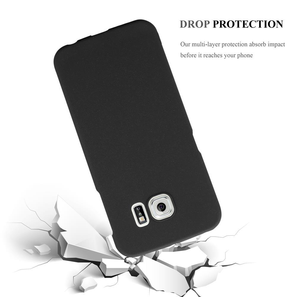 Cover nera per telefono su terreno distrutto, dimostra protezione.