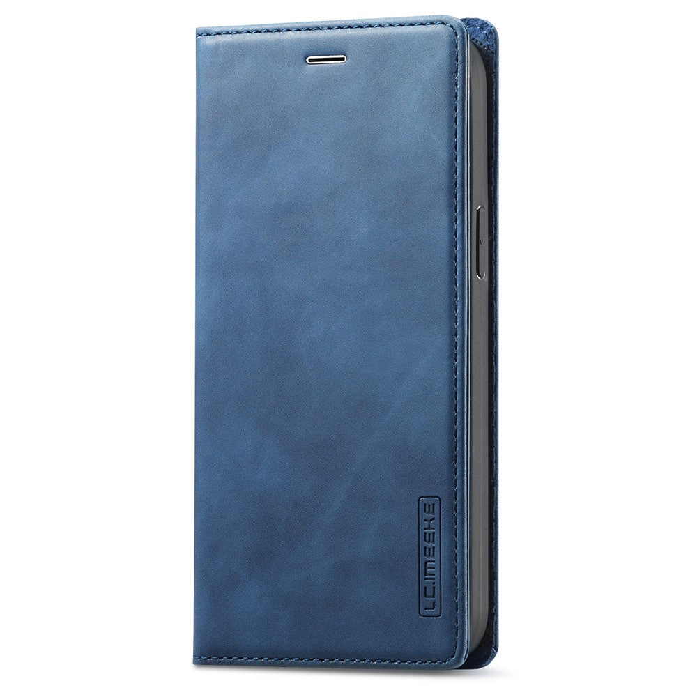 Étui bleu en cuir pour téléphone avec texture subtile et bords cousus. Logo visible.