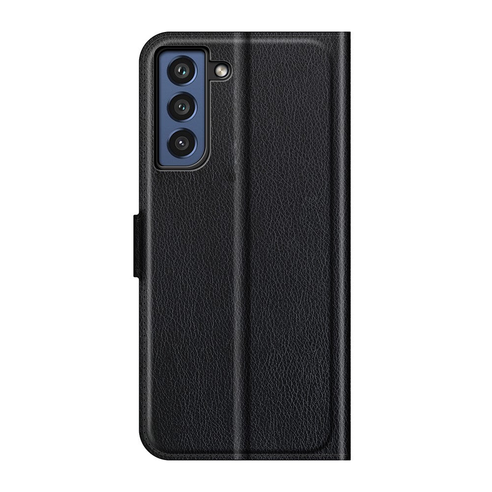 Custodia a libro in pelle nera per smartphone con tre fotocamere.