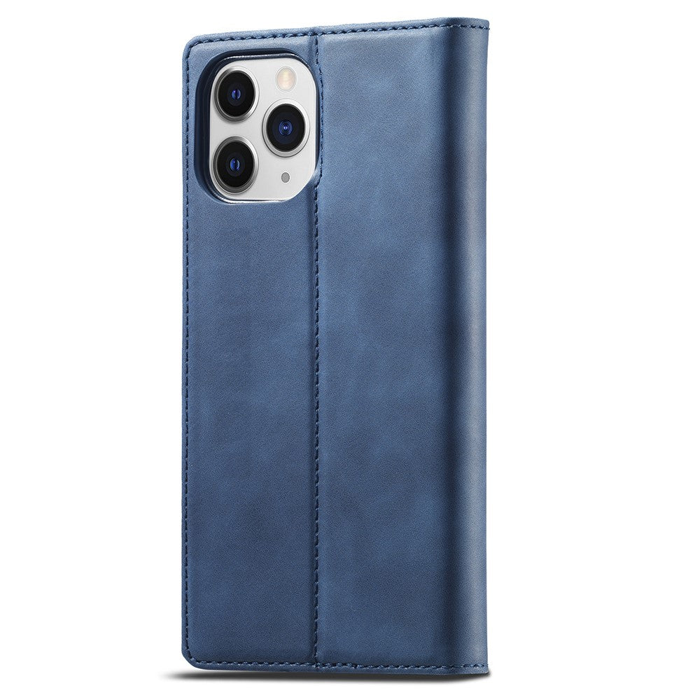 Étui de téléphone bleu avec trois caméras et coutures.