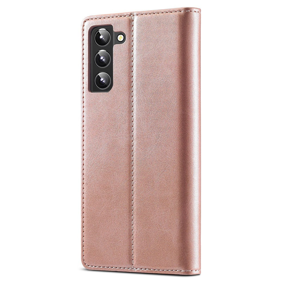 Una custodia per telefono oro rosa con tre obiettivi della fotocamera visibili a sinistra.
