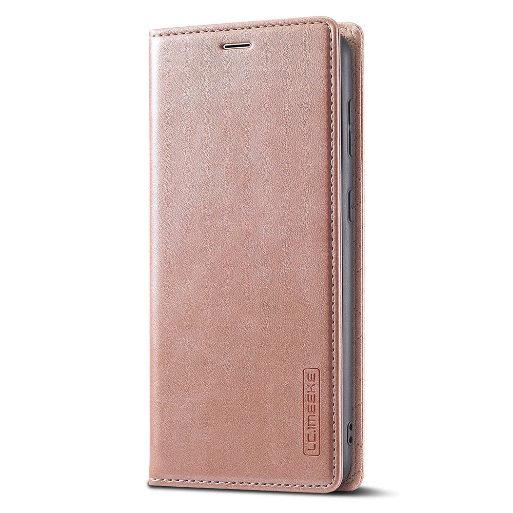 Una custodia per telefono color oro rosa su sfondo bianco.